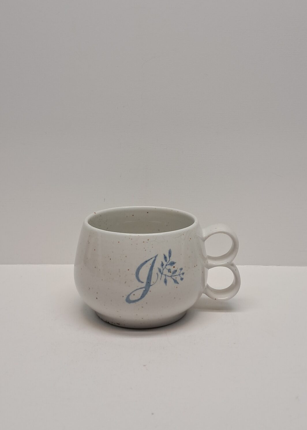 Pentik Halla muki J-kirjaimella